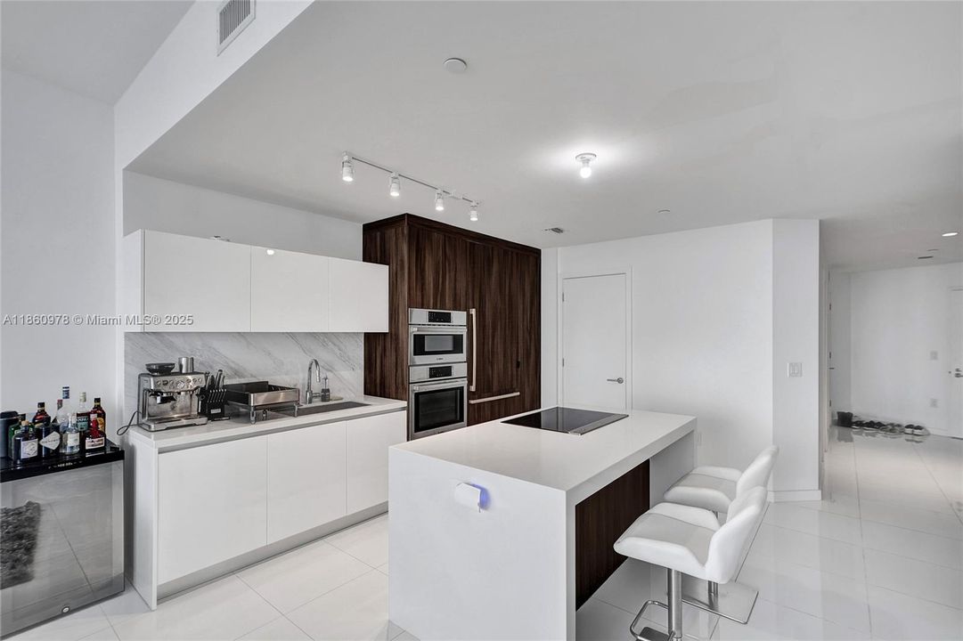 For Sale: $598,000 (1 beds, 2 baths, 1018 Square Feet)