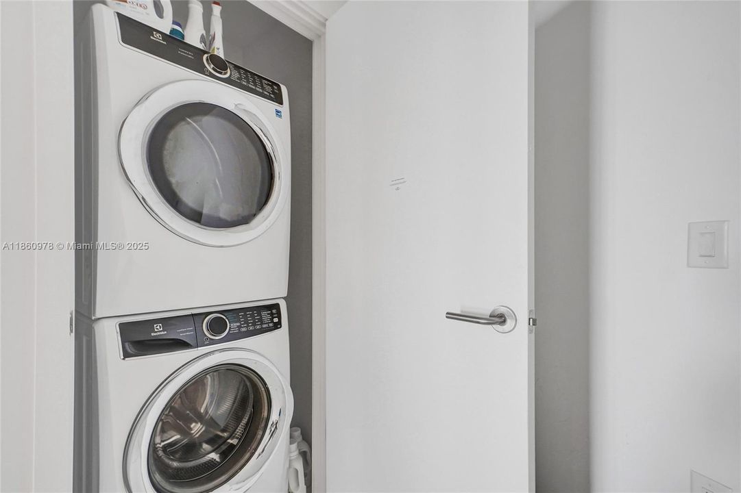 For Sale: $598,000 (1 beds, 2 baths, 1018 Square Feet)