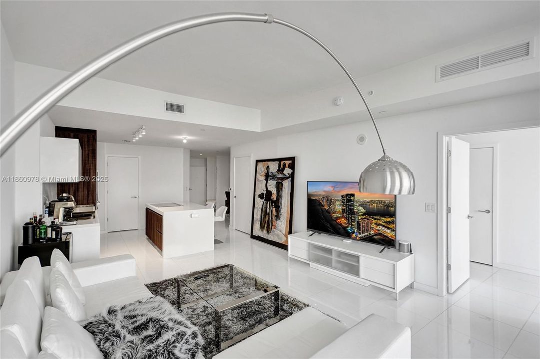 For Sale: $598,000 (1 beds, 2 baths, 1018 Square Feet)
