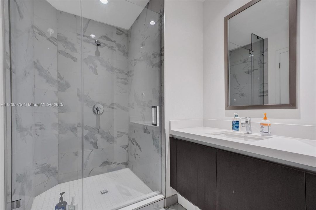 For Sale: $598,000 (1 beds, 2 baths, 1018 Square Feet)