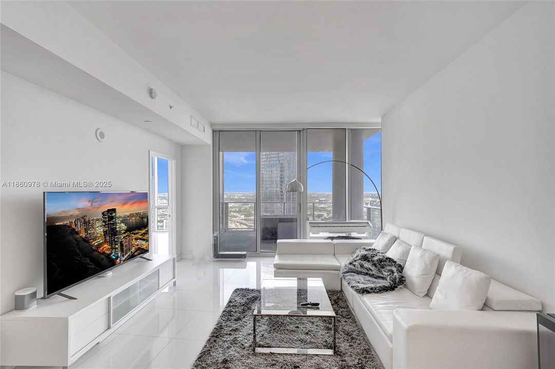 For Sale: $598,000 (1 beds, 2 baths, 1018 Square Feet)