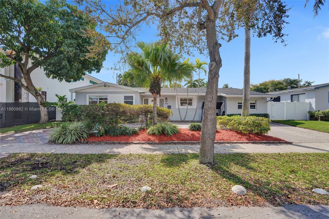 合同活跃: $1,275,000 (4 贝兹, 2 浴室, 2412 平方英尺)