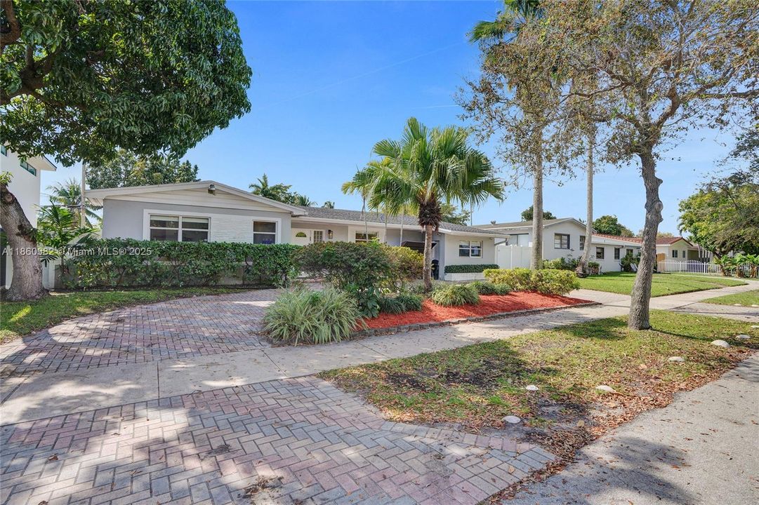 合同活跃: $1,275,000 (4 贝兹, 2 浴室, 2412 平方英尺)