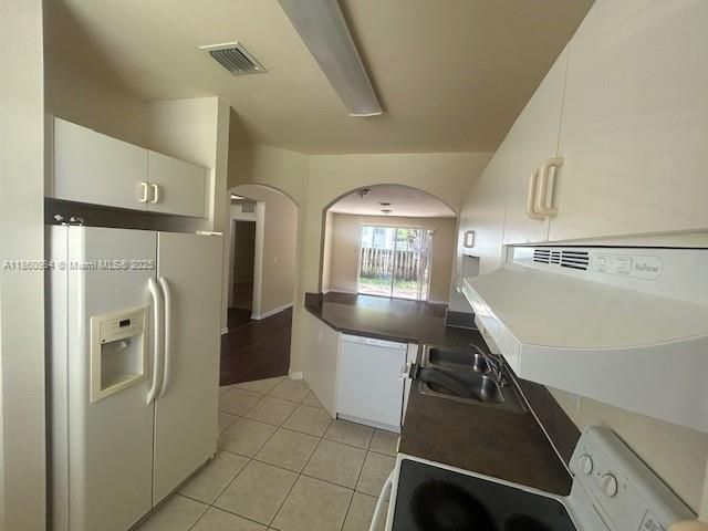 Active With Contract: $2,200 (3 beds, 3 baths, 1378 Square Feet)