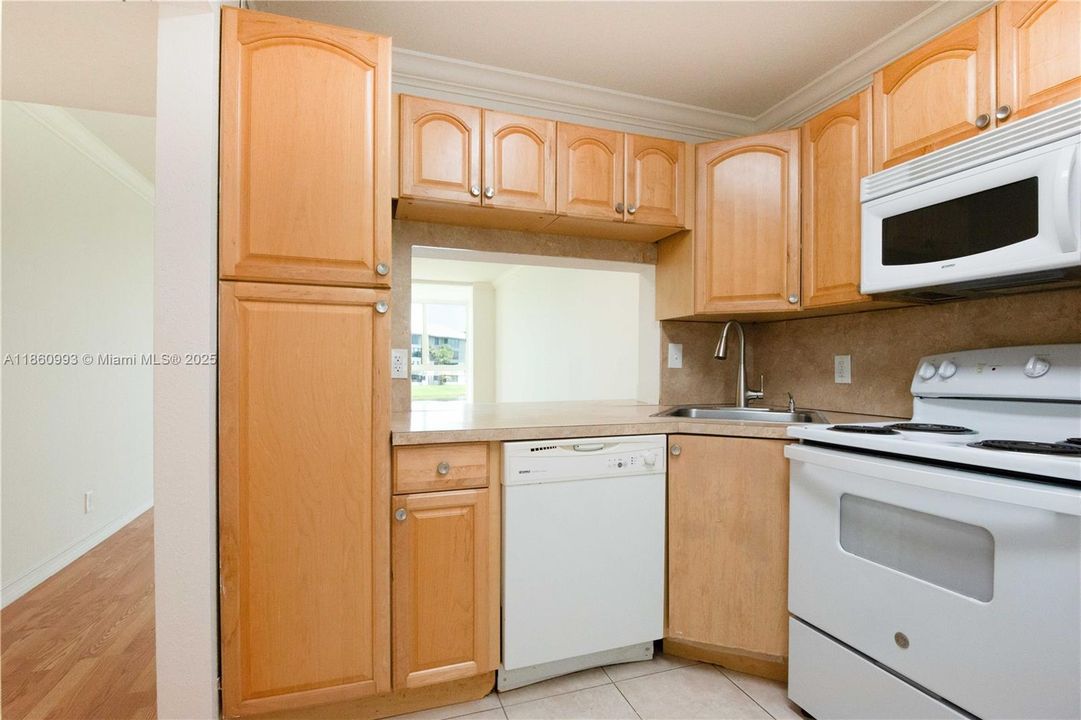 Active With Contract: $194,500 (2 beds, 2 baths, 970 Square Feet)