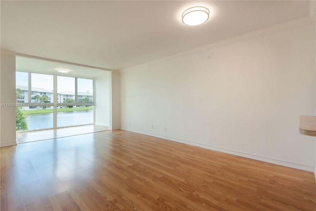 Active With Contract: $194,500 (2 beds, 2 baths, 970 Square Feet)