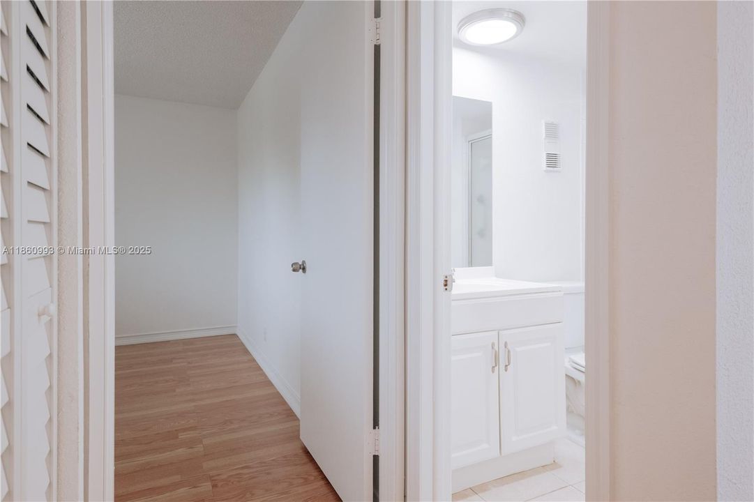 Active With Contract: $194,500 (2 beds, 2 baths, 970 Square Feet)