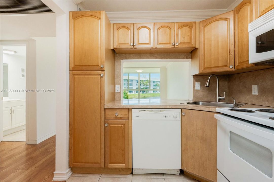 Active With Contract: $194,500 (2 beds, 2 baths, 970 Square Feet)