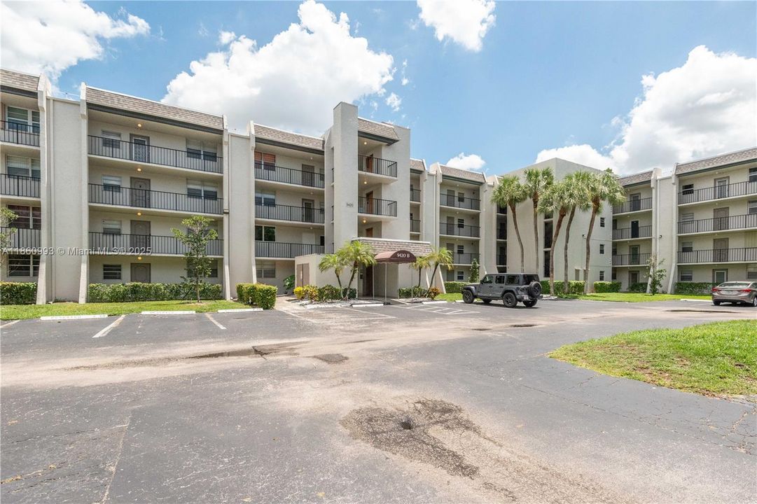 Active With Contract: $194,500 (2 beds, 2 baths, 970 Square Feet)