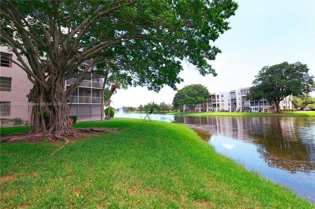 Active With Contract: $194,500 (2 beds, 2 baths, 970 Square Feet)