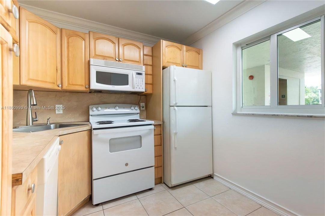 Active With Contract: $194,500 (2 beds, 2 baths, 970 Square Feet)