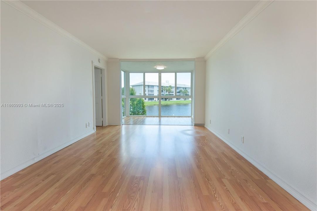 Active With Contract: $194,500 (2 beds, 2 baths, 970 Square Feet)