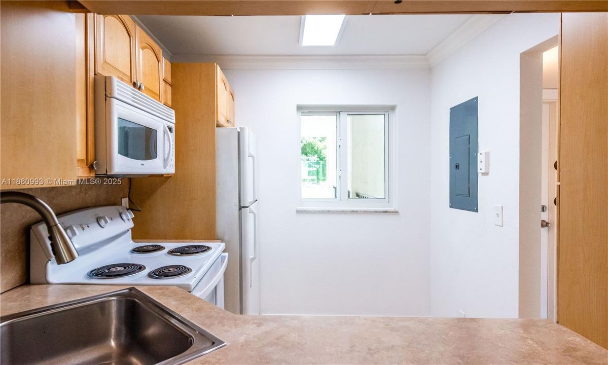 Active With Contract: $194,500 (2 beds, 2 baths, 970 Square Feet)