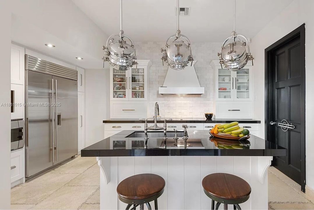 Activo con contrato: $20,000 (4 camas, 4 baños, 3994 Pies cuadrados)