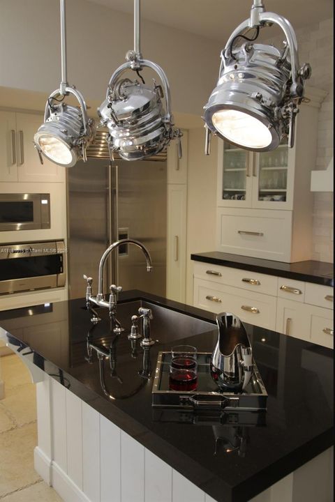 Activo con contrato: $20,000 (4 camas, 4 baños, 3994 Pies cuadrados)