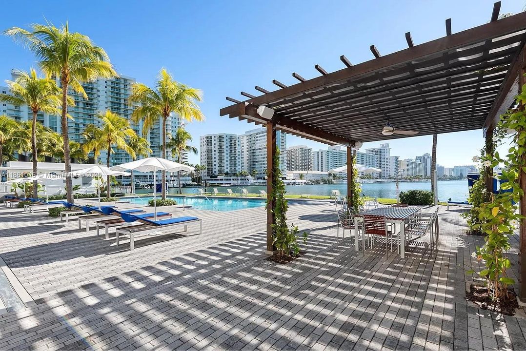 Activo con contrato: $20,000 (4 camas, 4 baños, 3994 Pies cuadrados)