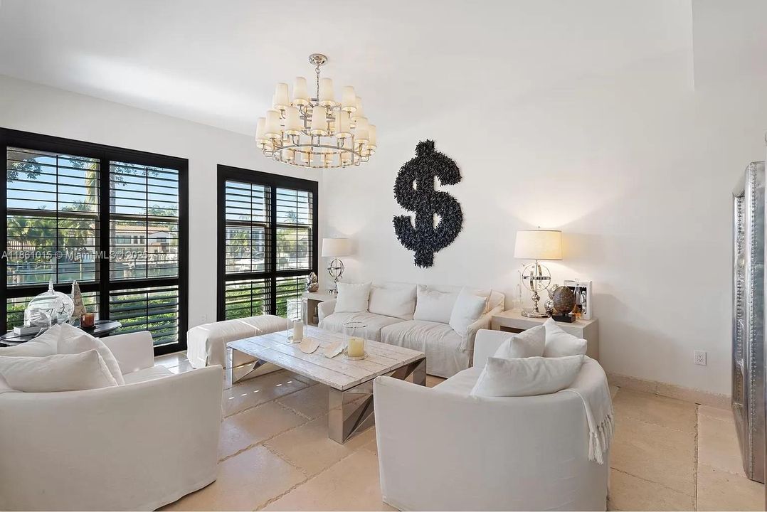 Activo con contrato: $20,000 (4 camas, 4 baños, 3994 Pies cuadrados)