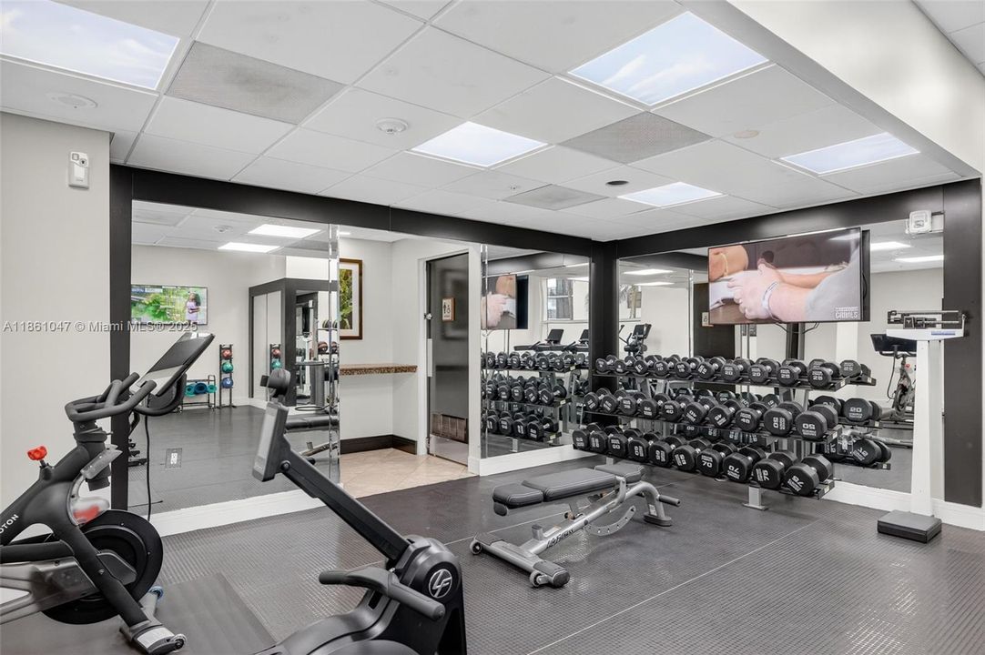 For Sale: $135,000 (1 beds, 1 baths, 591 Square Feet)