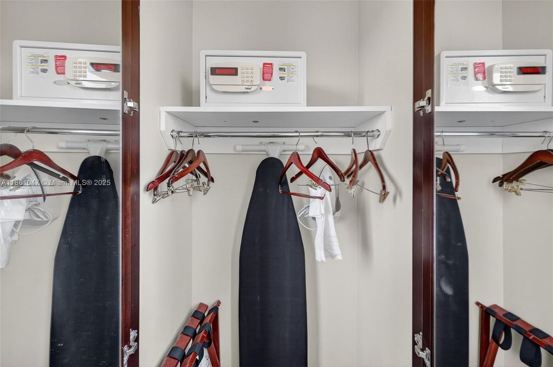 For Sale: $135,000 (1 beds, 1 baths, 591 Square Feet)