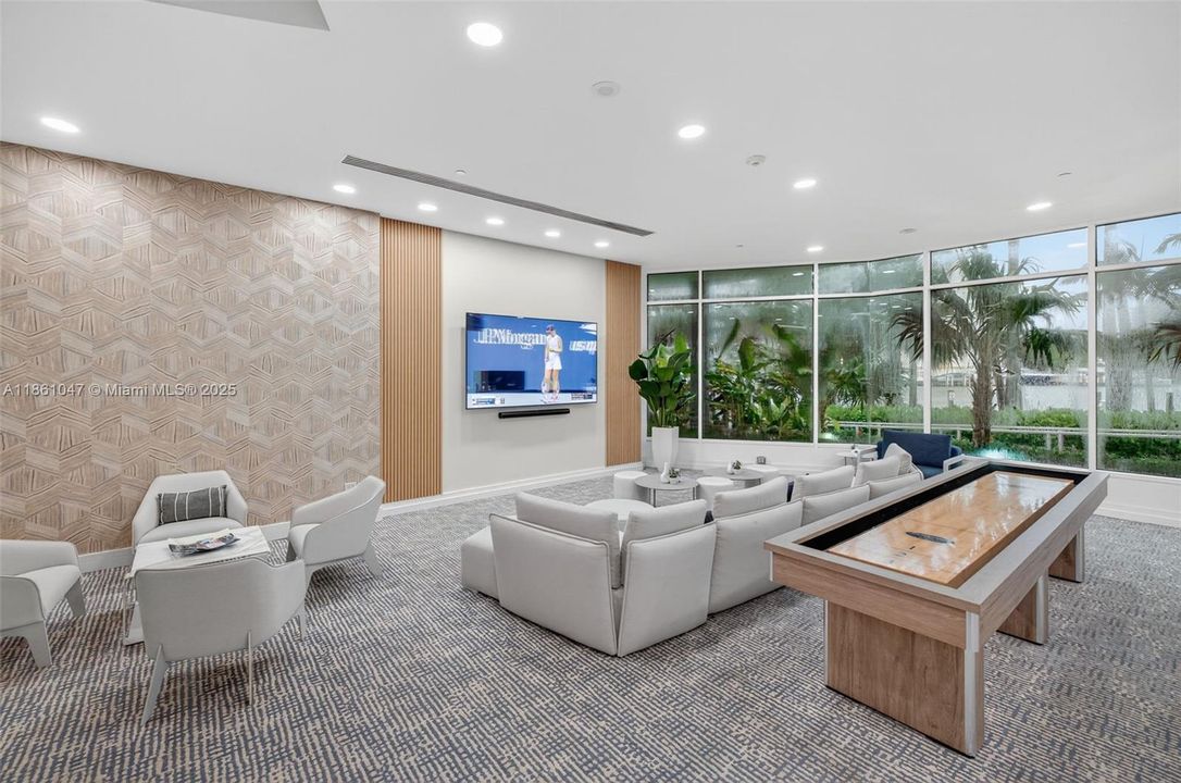 For Sale: $135,000 (1 beds, 1 baths, 591 Square Feet)