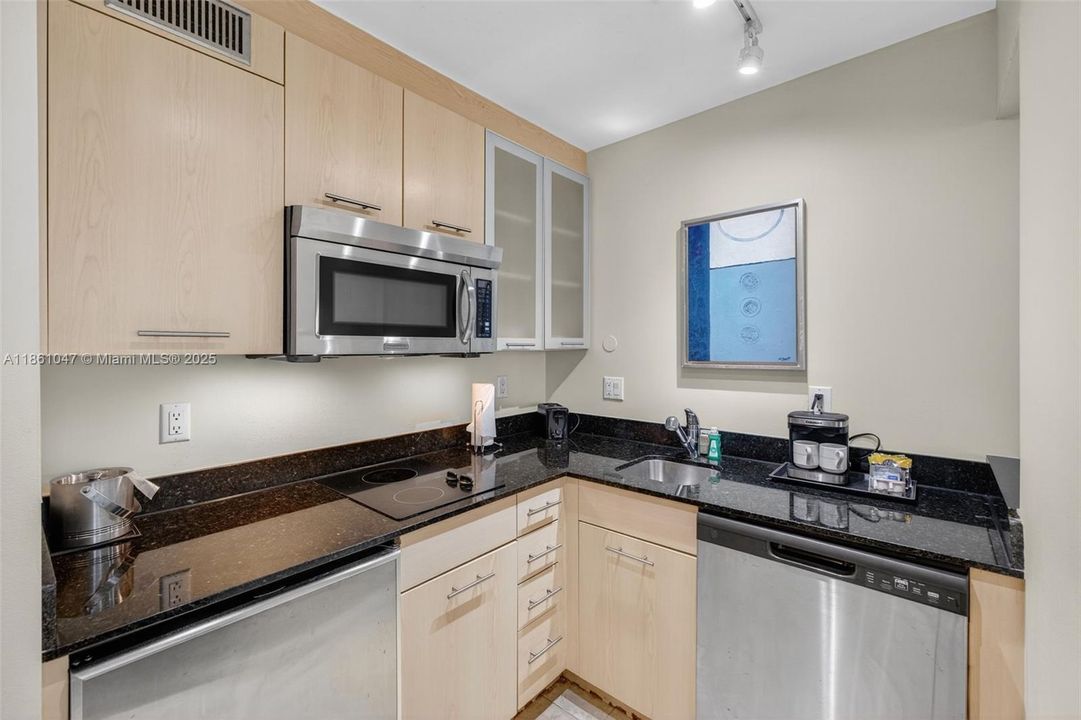 For Sale: $135,000 (1 beds, 1 baths, 591 Square Feet)