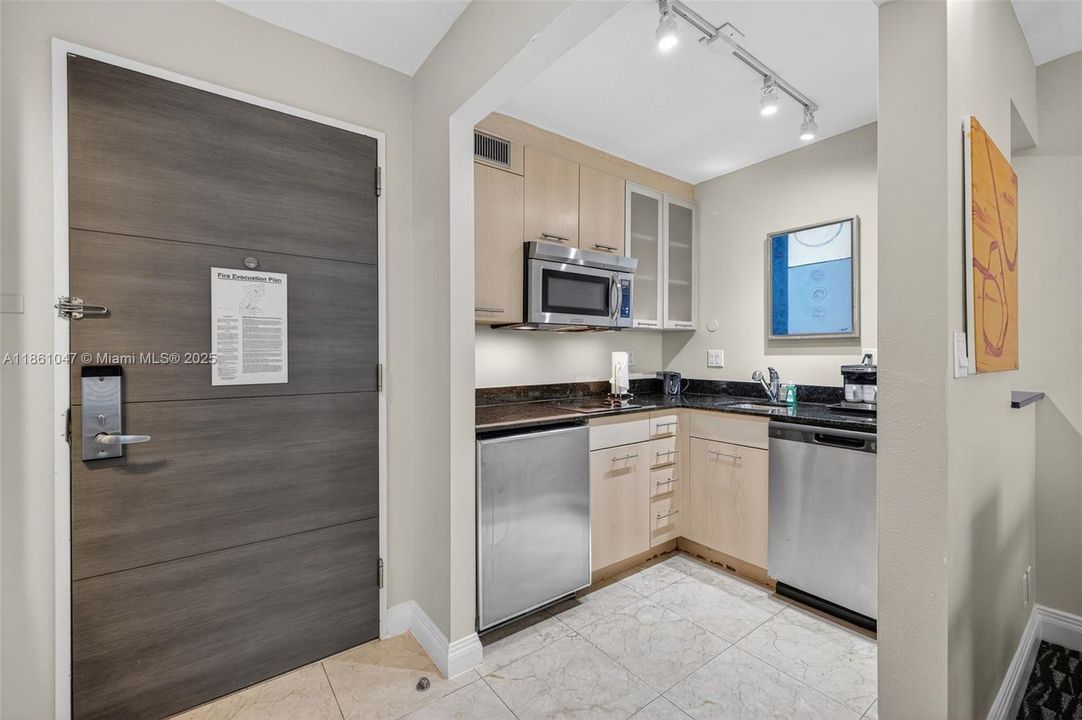 For Sale: $135,000 (1 beds, 1 baths, 591 Square Feet)