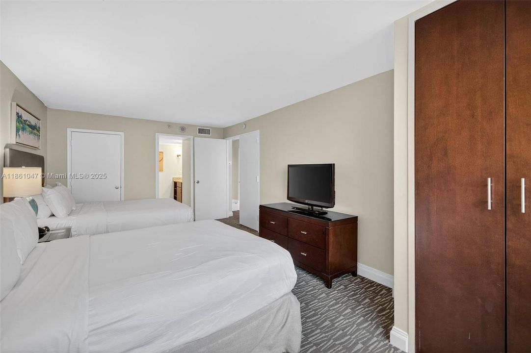 For Sale: $135,000 (1 beds, 1 baths, 591 Square Feet)