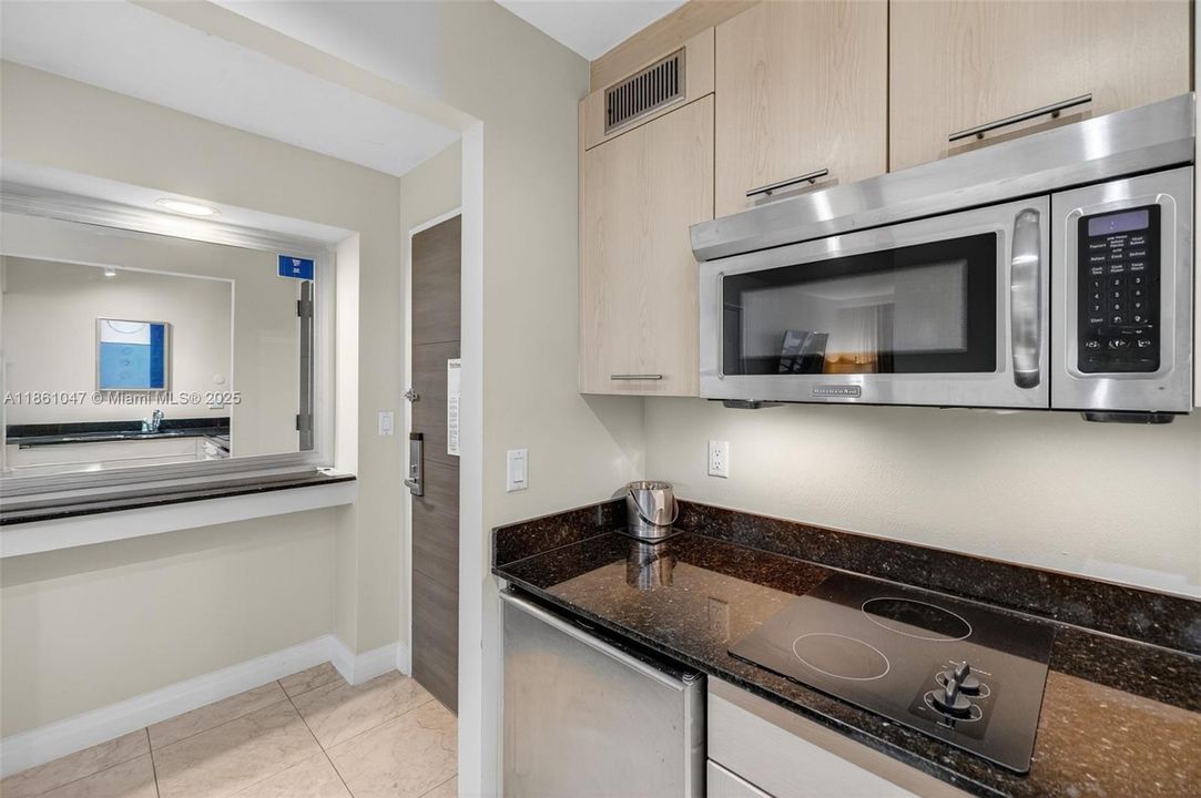 For Sale: $135,000 (1 beds, 1 baths, 591 Square Feet)