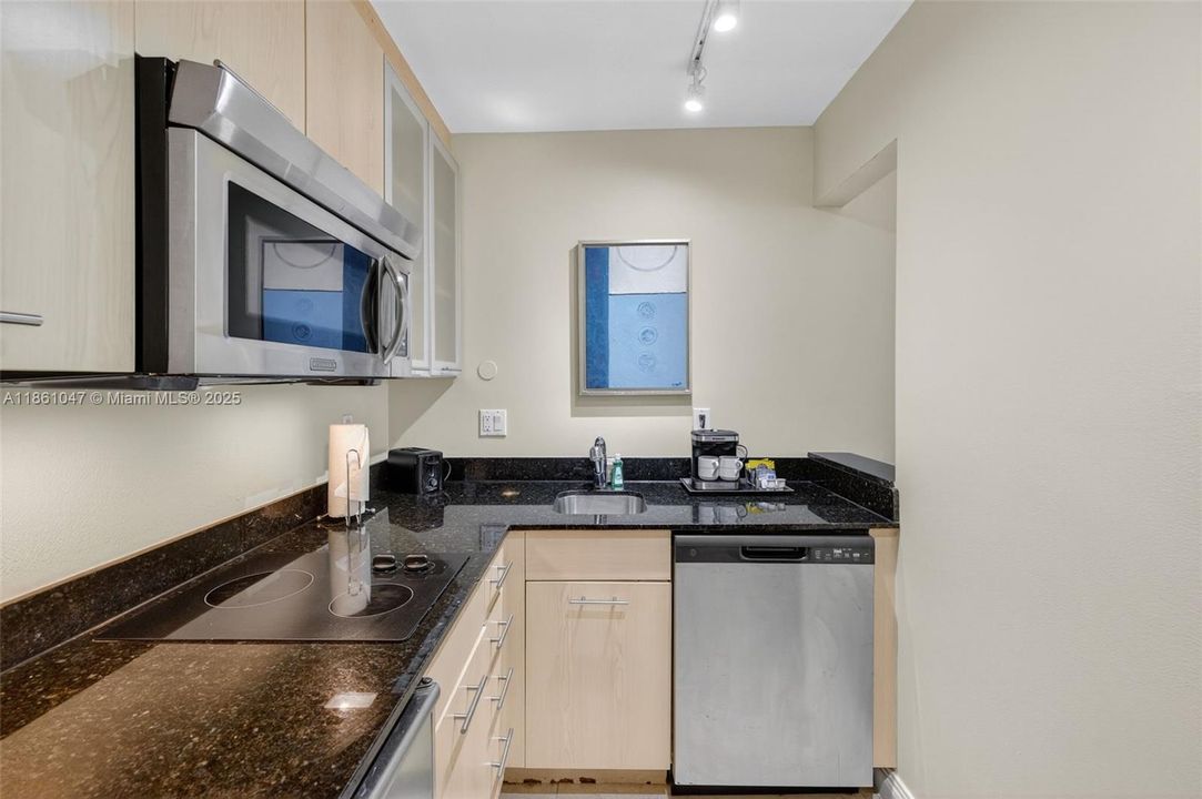 For Sale: $135,000 (1 beds, 1 baths, 591 Square Feet)
