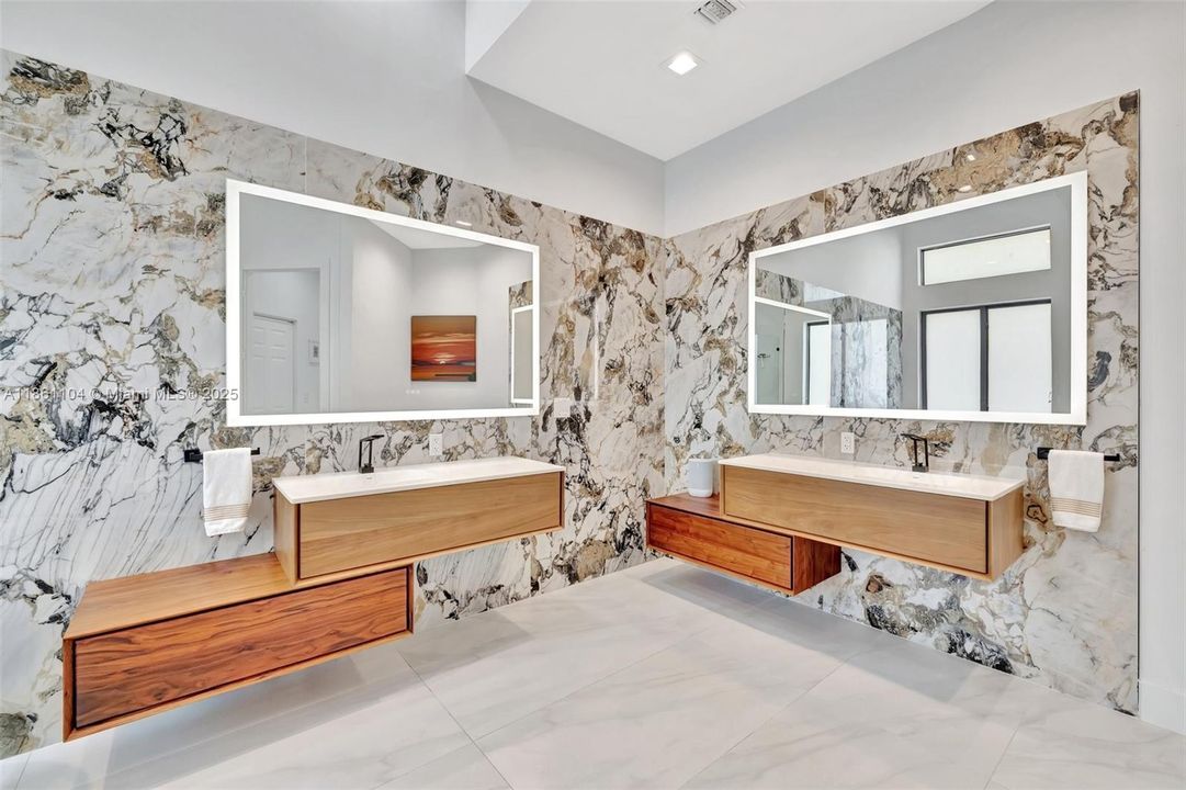 最近售出: $2,275,000 (5 贝兹, 4 浴室, 4506 平方英尺)