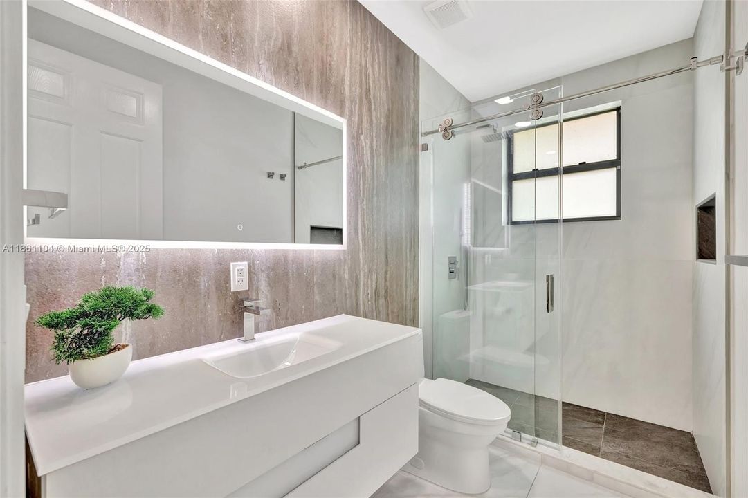 最近售出: $2,275,000 (5 贝兹, 4 浴室, 4506 平方英尺)