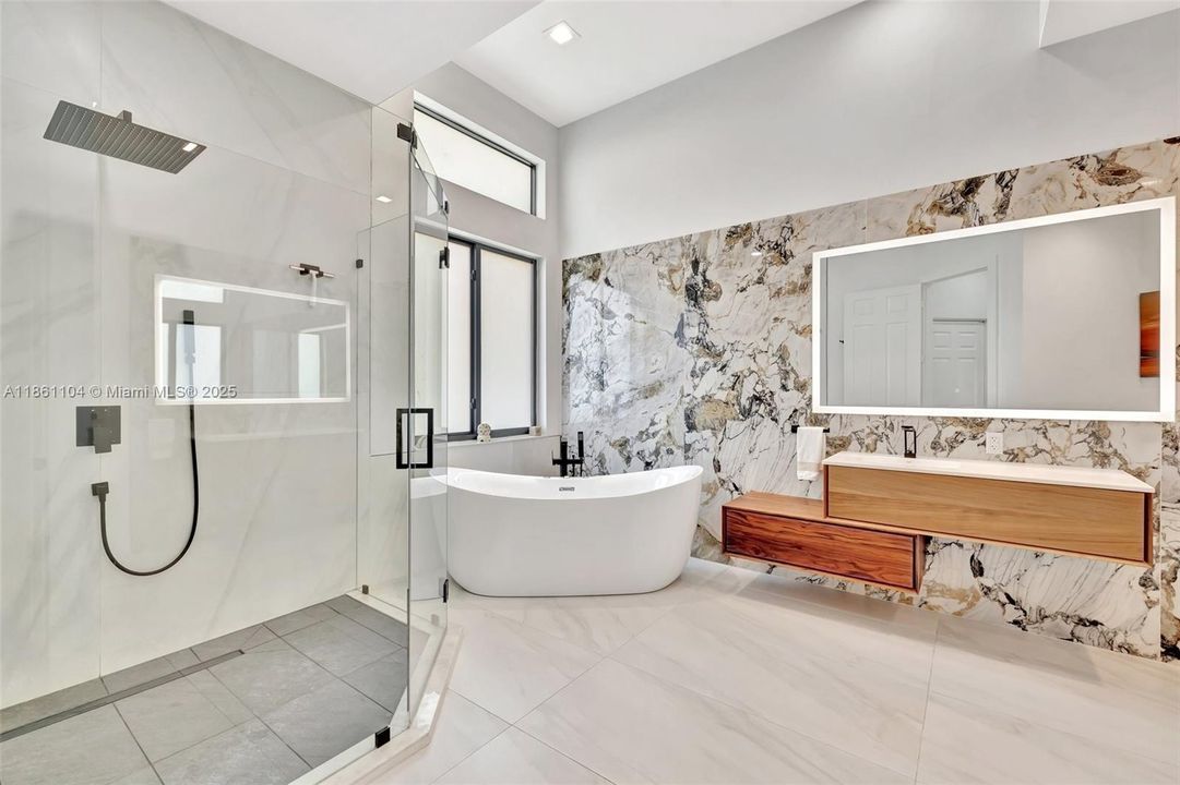 最近售出: $2,275,000 (5 贝兹, 4 浴室, 4506 平方英尺)