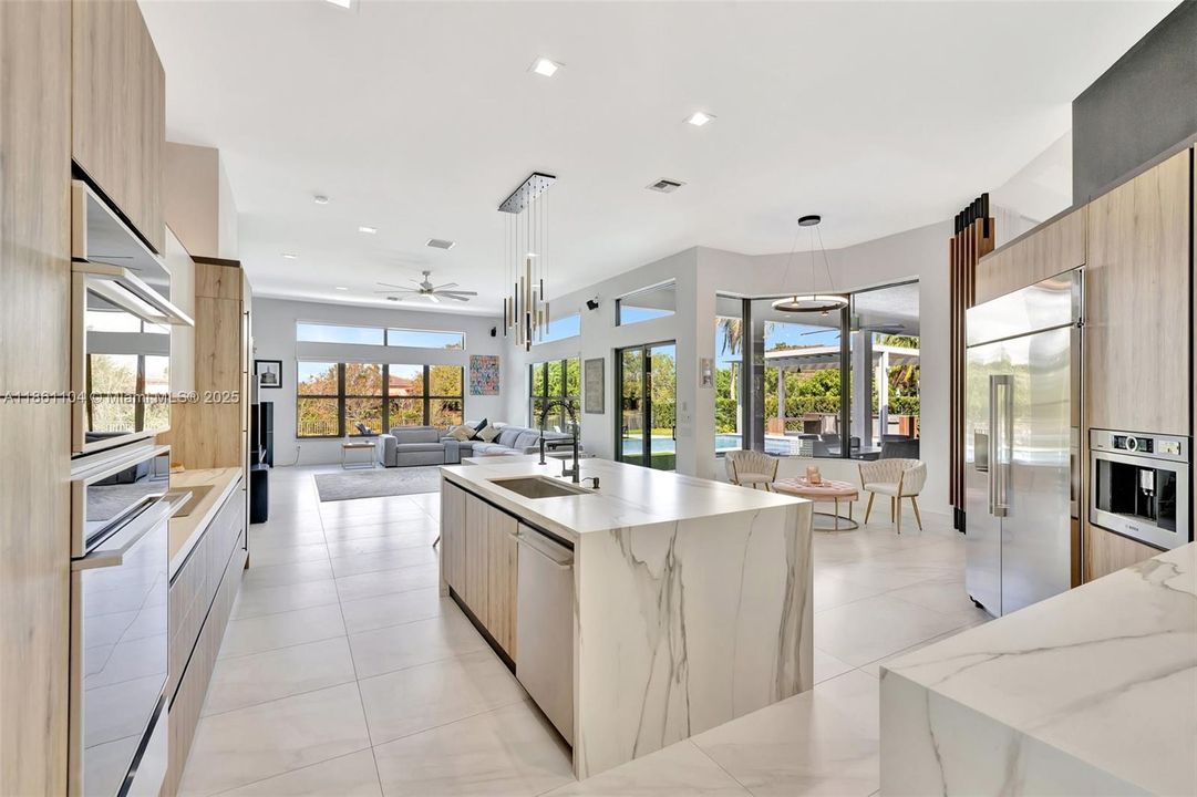 最近售出: $2,275,000 (5 贝兹, 4 浴室, 4506 平方英尺)