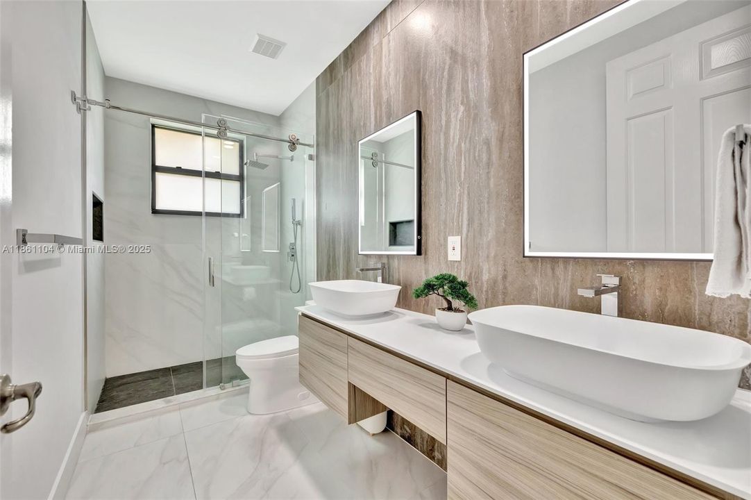 最近售出: $2,275,000 (5 贝兹, 4 浴室, 4506 平方英尺)