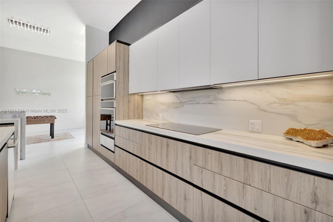 最近售出: $2,275,000 (5 贝兹, 4 浴室, 4506 平方英尺)