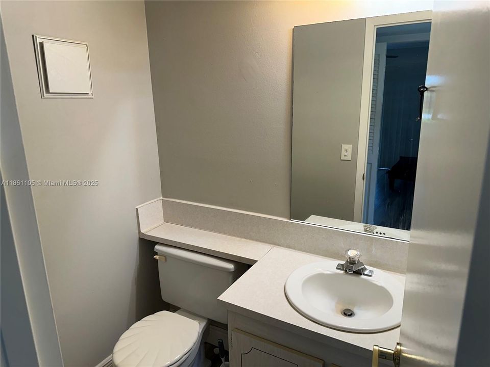 Recently Rented: $1,700 (2 beds, 1 baths, 819 Square Feet)