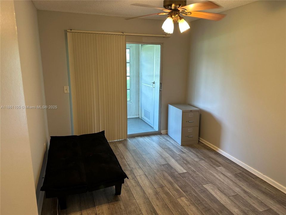 Recently Rented: $1,700 (2 beds, 1 baths, 819 Square Feet)