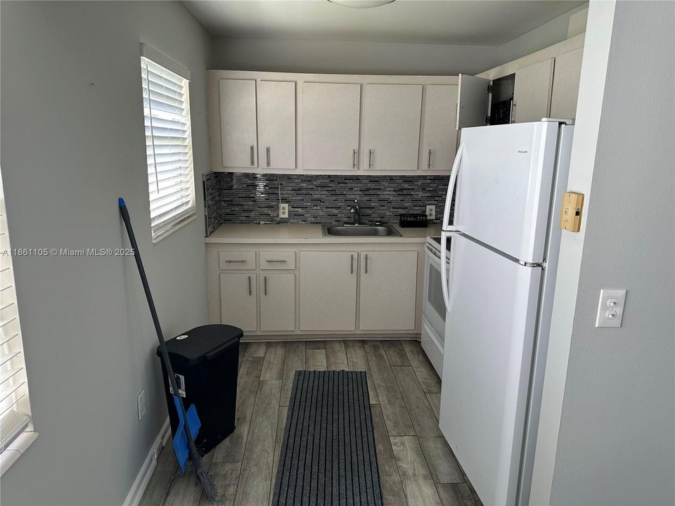 Recently Rented: $1,700 (2 beds, 1 baths, 819 Square Feet)