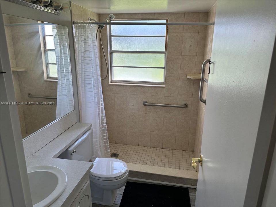 Recently Rented: $1,700 (2 beds, 1 baths, 819 Square Feet)