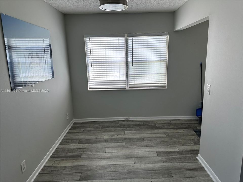 Recently Rented: $1,700 (2 beds, 1 baths, 819 Square Feet)