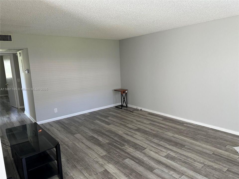 Recently Rented: $1,700 (2 beds, 1 baths, 819 Square Feet)