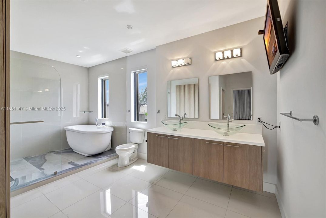 For Rent: $5,250 (3 beds, 2 baths, 2700 Square Feet)