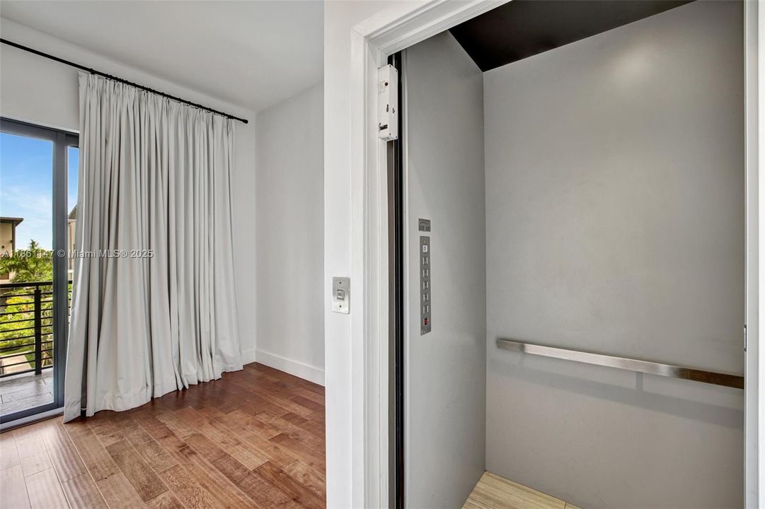 Elevator w landings on all four floors