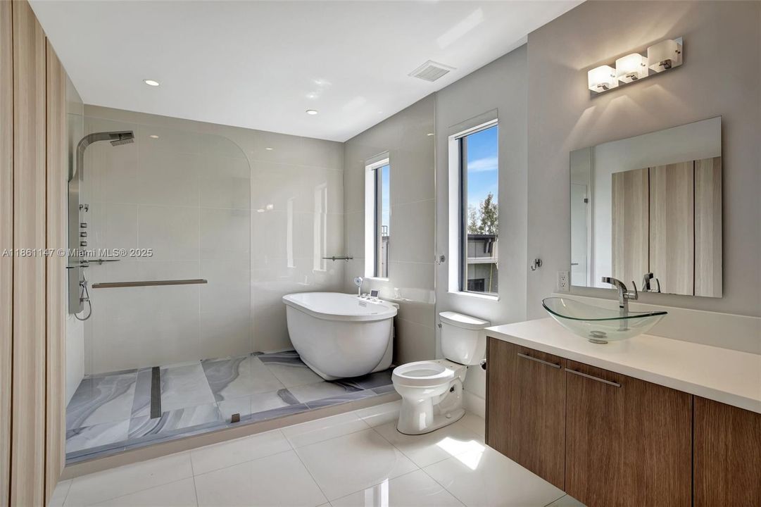 For Rent: $5,250 (3 beds, 2 baths, 2700 Square Feet)