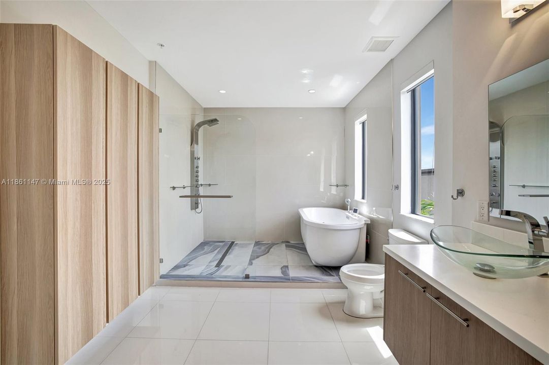 For Rent: $5,250 (3 beds, 2 baths, 2700 Square Feet)