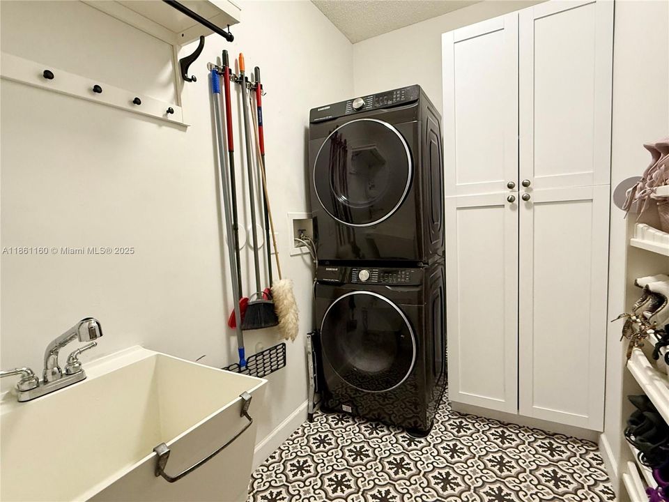 Active With Contract: $1,125,000 (4 beds, 2 baths, 3057 Square Feet)