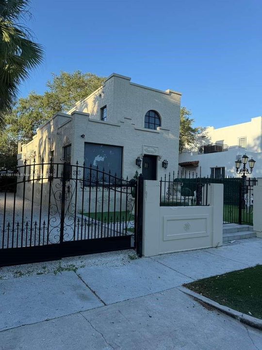 For Sale: $1,250,000 (3 beds, 2 baths, 1808 Square Feet)