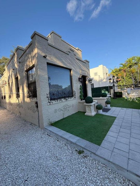 For Sale: $1,250,000 (3 beds, 2 baths, 1808 Square Feet)