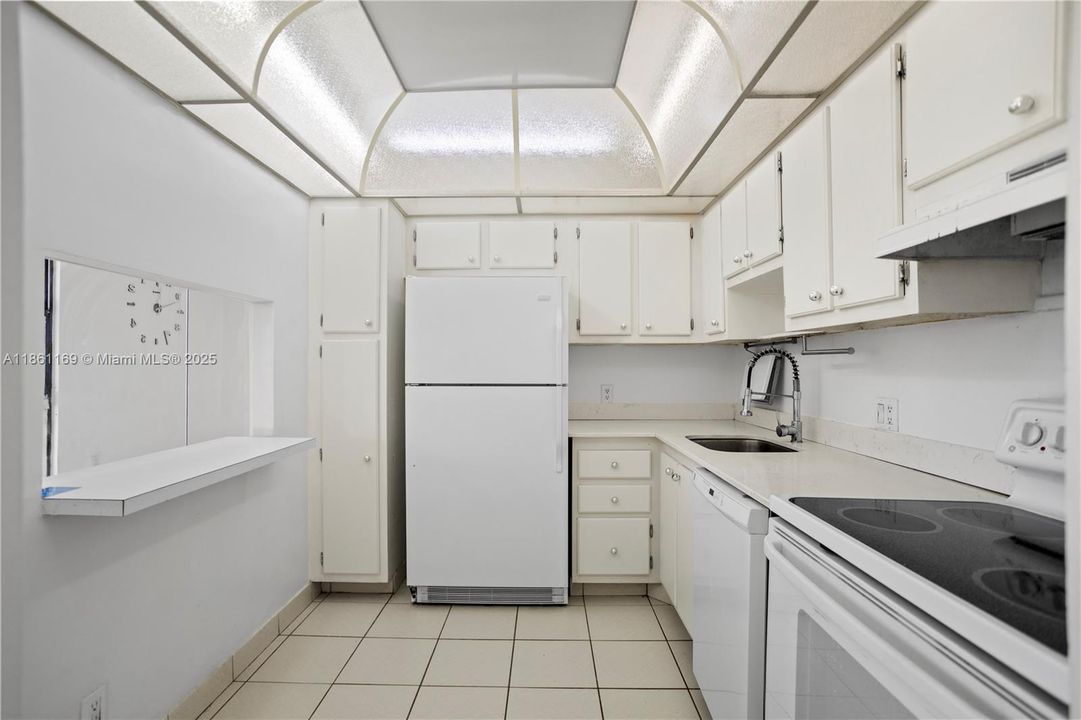 Под контрактом: $184,988 (1 спален, 1 ванн, 1038 Квадратных фут)