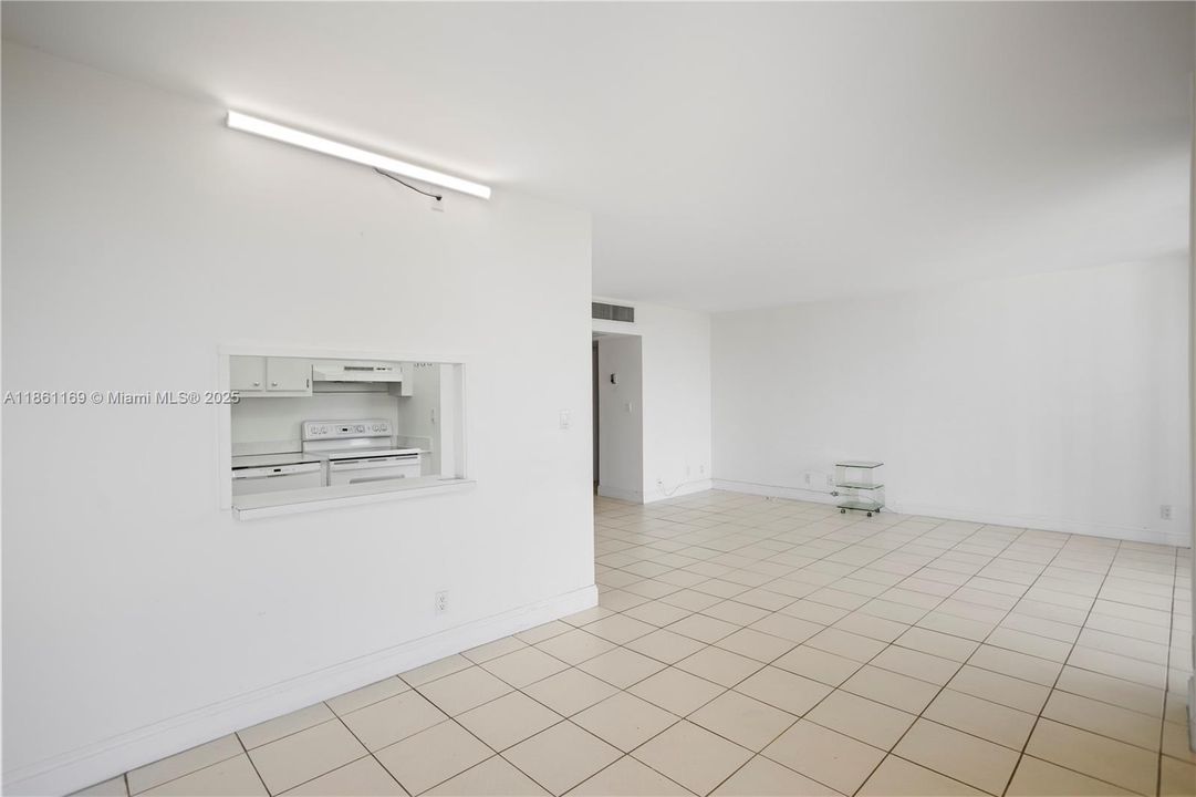 Под контрактом: $184,988 (1 спален, 1 ванн, 1038 Квадратных фут)